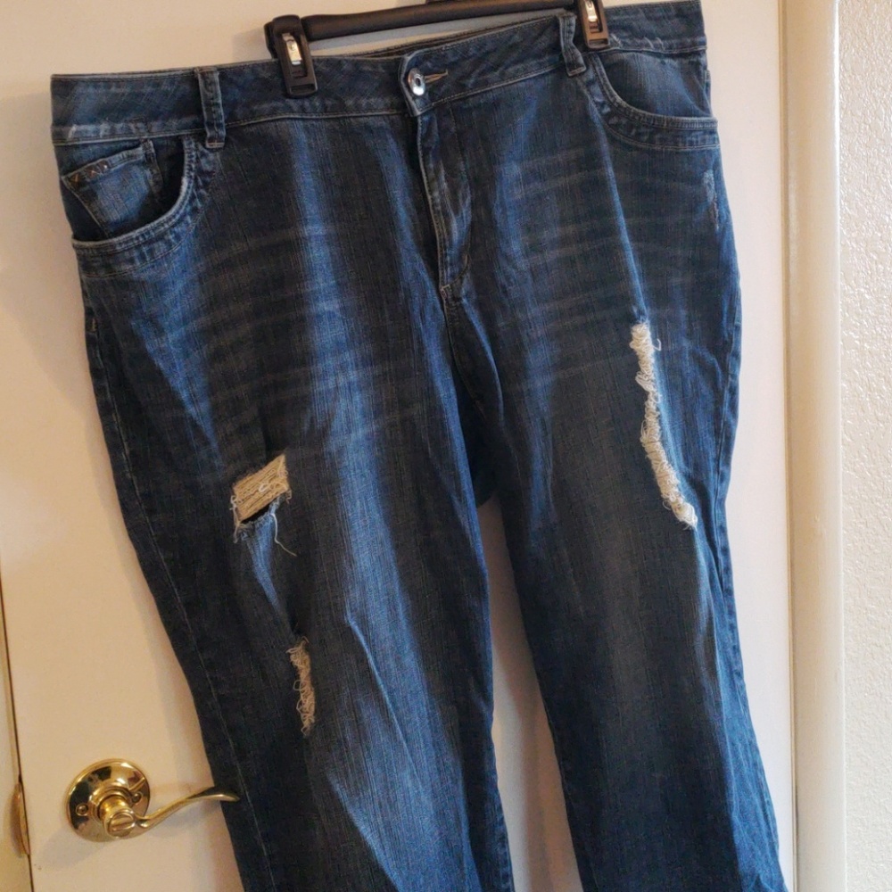 Elle distressed Jean capris